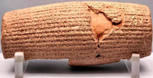 Los decretos que Ciro proclamó sobre los derechos humanos se grabaron en el lenguaje acadio en un cilindro de barro cocido.